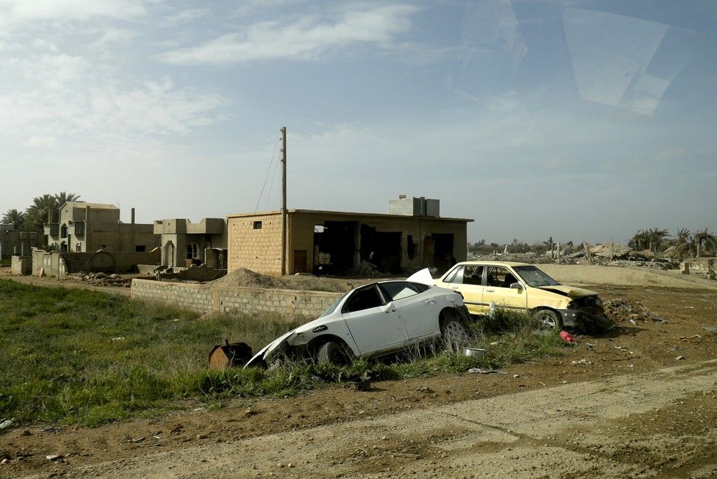 Carros destruídos durante operação de combatentes da coalizão árabe-curda das Forças Democráticas da Síria apoiada pelos EUA para expulsar os jihadistas do Estado Islâmico (IS) de seu último bastião, em Baghouz, na província de Deir Ezzor, em 16 de fevereiro de 2019 — Foto: Delil Souleiman/AFP