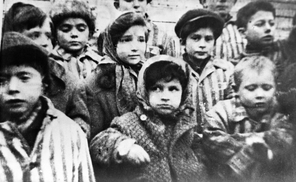 Crianças libertadas do campo de concentração de Auschwitz em 27 de janeiro de 1945 — Foto: RIA Novosti/Sputnik via AFP