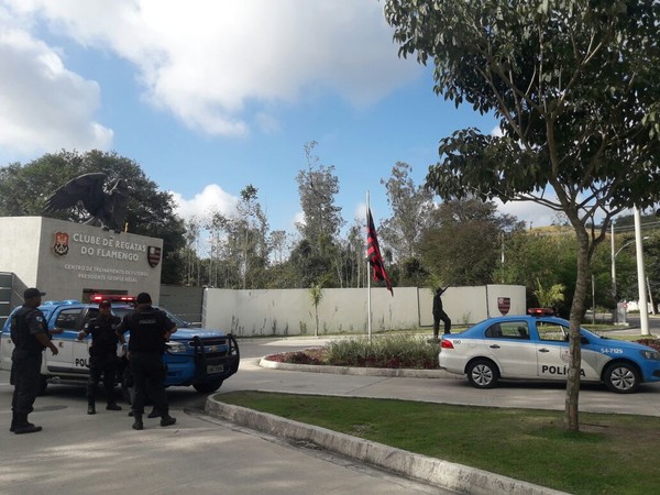 Com seis viaturas na portaria, Flamengo treina sem protesto no Ninho