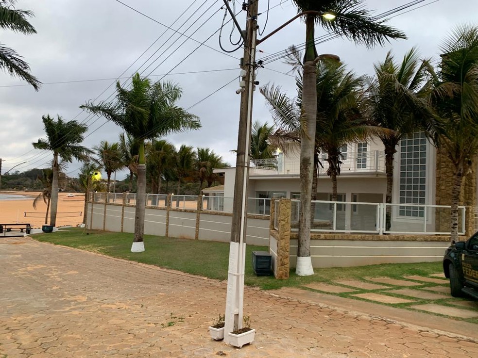 Policiais federais cumpriram mandado de busca e apreensão em casa de luxo às margens da represa de Jurumirim, em Avaré — Foto: Polícia Federal/Divulgação