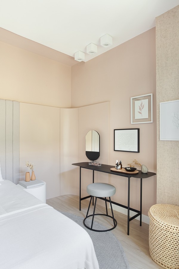 Apartamento de 104 m² tem décor minimalista com tons pastel (Foto: Fellipe Lima )