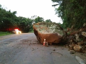 Deslizamento de terra prejudica o tráfego no Norte do RS (Foto: PRE/Divulgação)