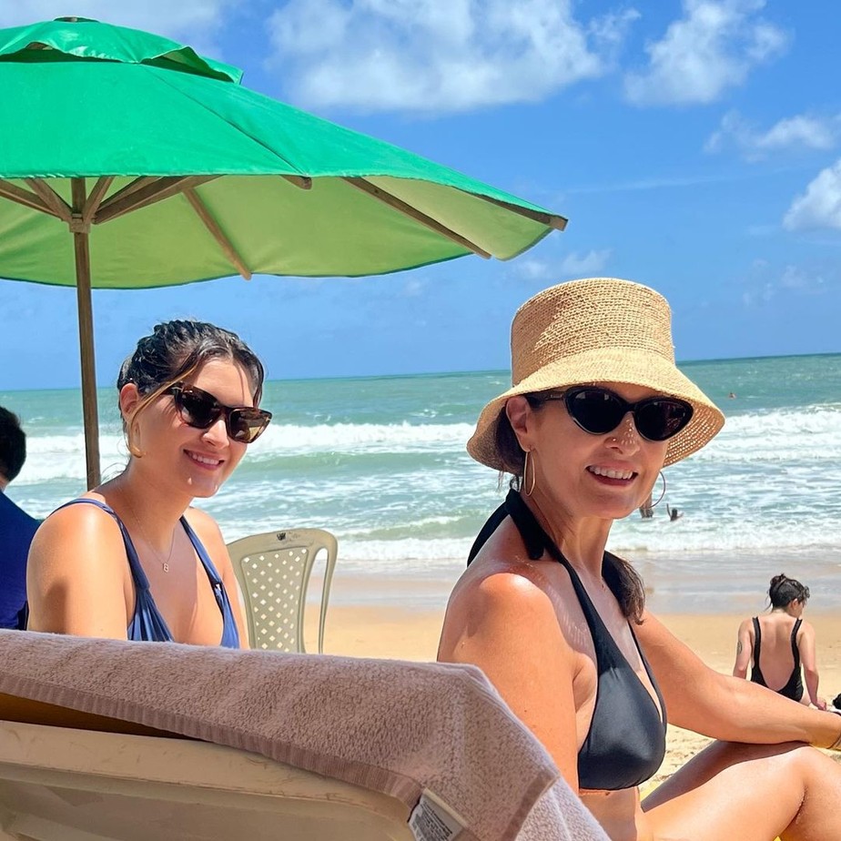 'Quando a filha vira parceira de viagem', diz Fátima Bernardes ao posar na praia