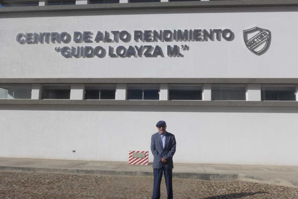 Guido Loayza, ex-presidente do Bolívar, em frente ao novo CT que leva o seu nome — Foto: Henrique Toth