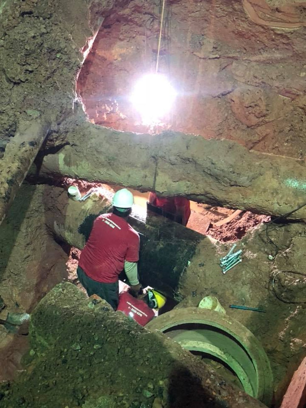 Equipe trabalhou debaixo de chuva para reparar a adutora que rompeu  (Foto: DAE Jundiaí/Divulgação)