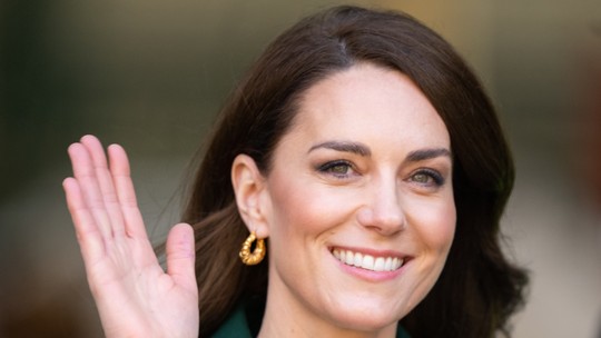 Kate Middleton aparece de novo visual e aposta no cabelo castanho escuro
