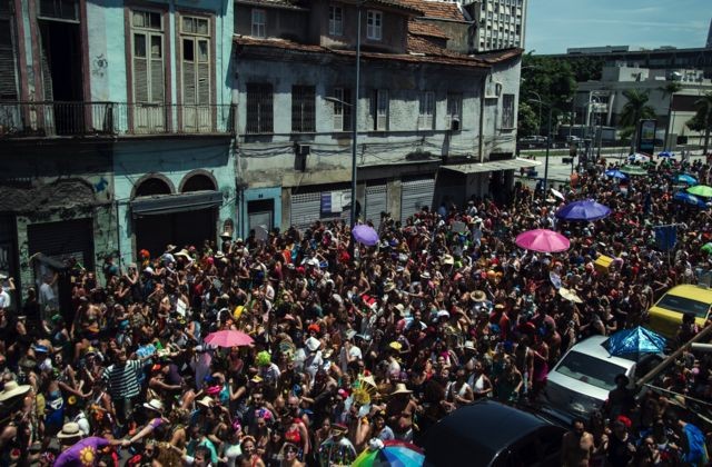 Bloco Boitolo desfila no Rio de Janeiro antes da pandemia. Carnaval de rua foi cancelado nas principais capitais do Brasil (Foto: Getty Images)
