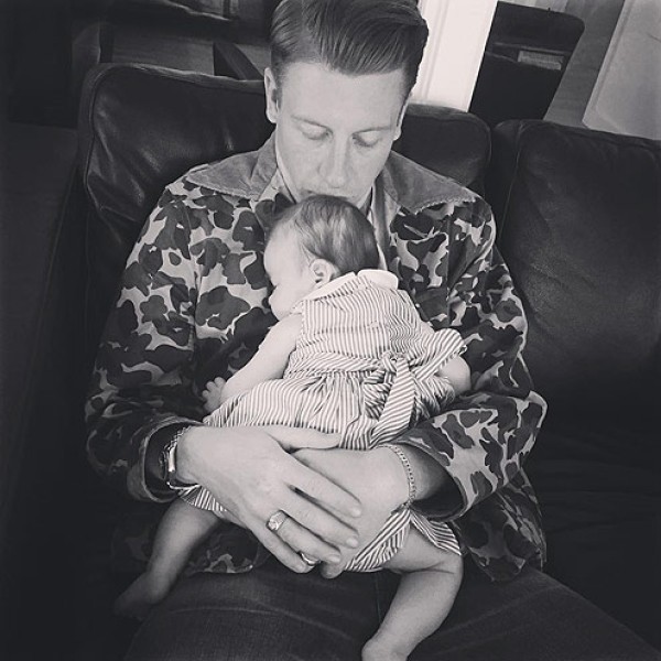 Macklemore e a sua filha (Foto: Instagram)