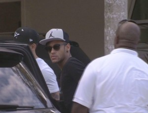 Neymar chegando ao Guarujá (Foto: Reprodução / TV Tribuna)