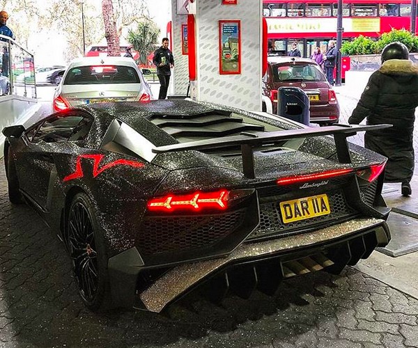 O Lamborghini da influencer russa Daria Radionova, com dois milhões de cristais na lataria (Foto: Instagram)