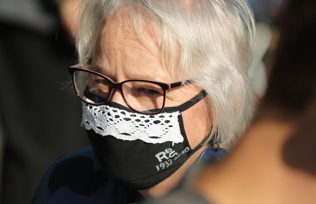 WASHINGTON, DC - SEPTEMBER 23: A mourner wears a mask honoring Associate Justice Ruth Bader Ginsburg at the U.S. Supreme Court where she is lying in repose, on September 23, 2020 in Washington, DC. Ginsburg who was appointed by former U.S. President Bill  (Foto: Getty Images)