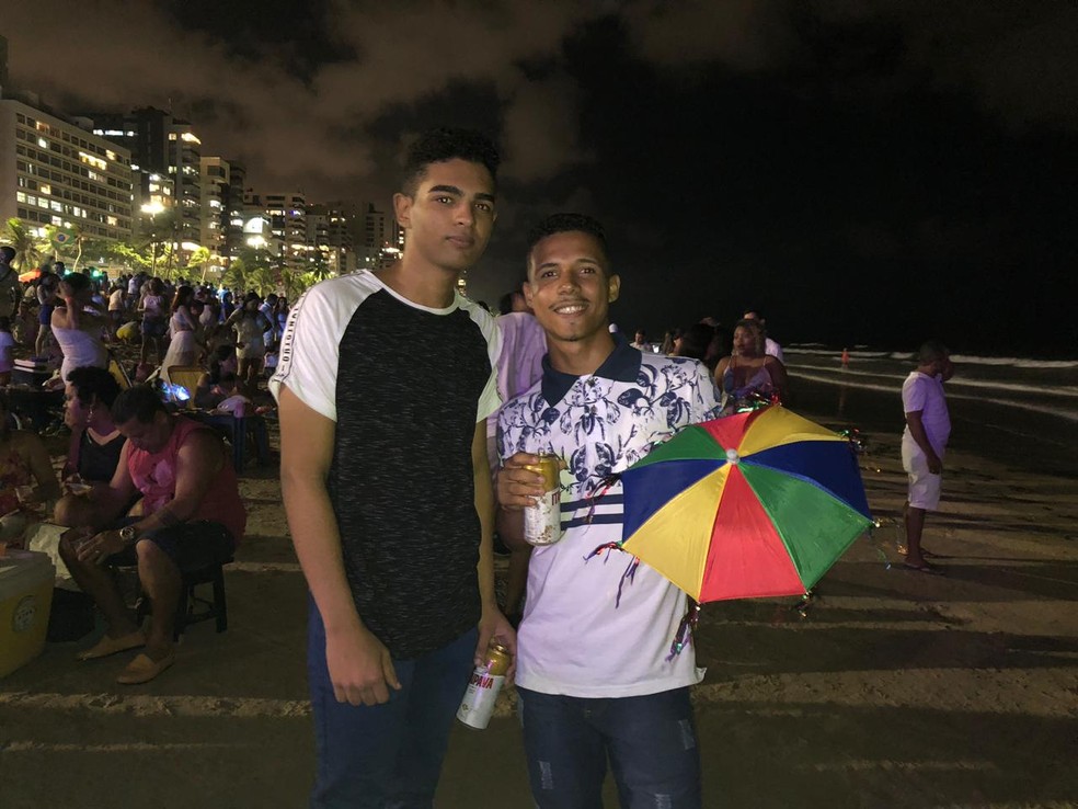Wallace (à esquerda) e Lucas (à direita) celebraram o Ano Novo em Boa Viagem, na Zona Sul do Recife — Foto: Pedro Alves/G1