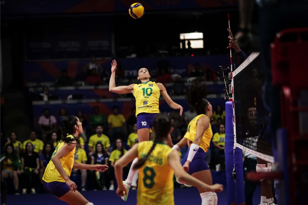 Gabi em ação pela seleção brasileira — Foto: Divulgação/FIVB