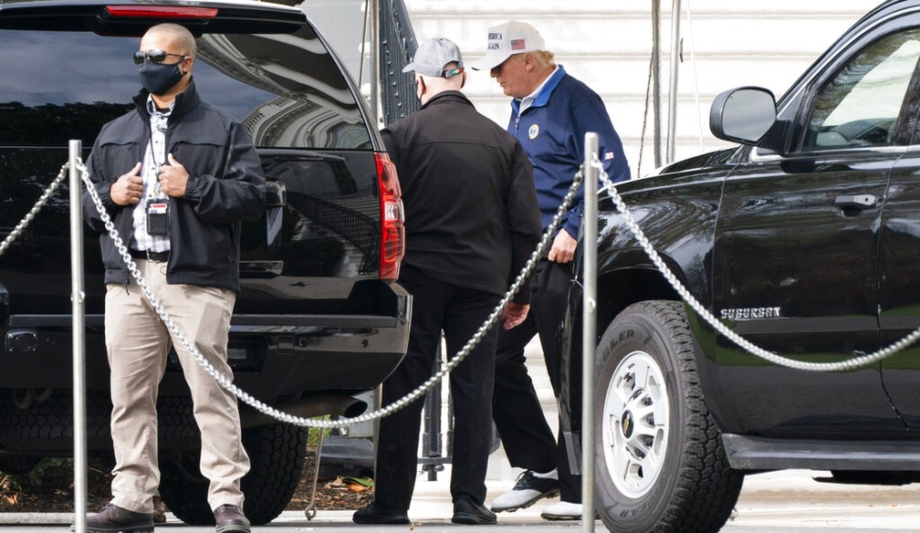 Donald Trump, presidente dos EUA, deixa a Casa Branca neste domingo (22) — Foto: Jacquelyn Martin/AP Photo