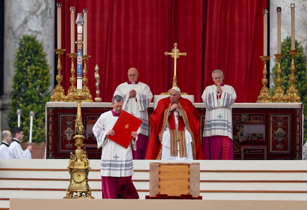 Papa Francisco se despede do antecessor, Bento XVI, em funeral no Vaticano, em 5 de janeiro de 2023.  — Foto: Kai Pfaffenbach/Reuters