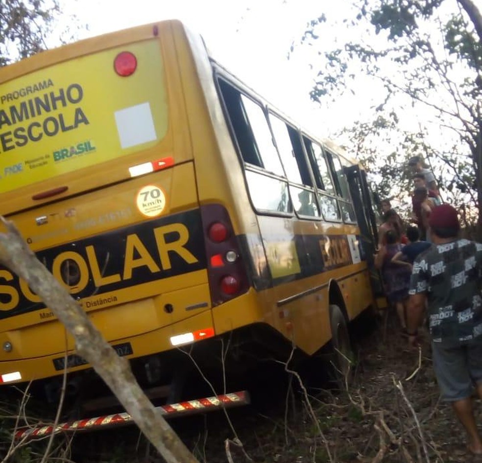 Acidente com Ã´nibus escolar deixou vÃ¡rias crianÃ§as feridas na BR-343.  â Foto: DivulgaÃ§Ã£o/PRF