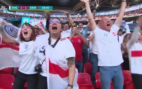 O flagrante de Nina Farooqi comemorando o gol de empate da Inglaterra na vitória de seu país contra a Dinamarca por 2 a 1 (Foto: Reprodução)
