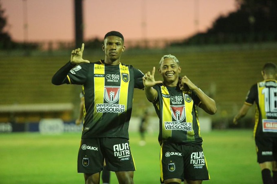 Lelê (à esquerda) comemora gol do Volta Redonda