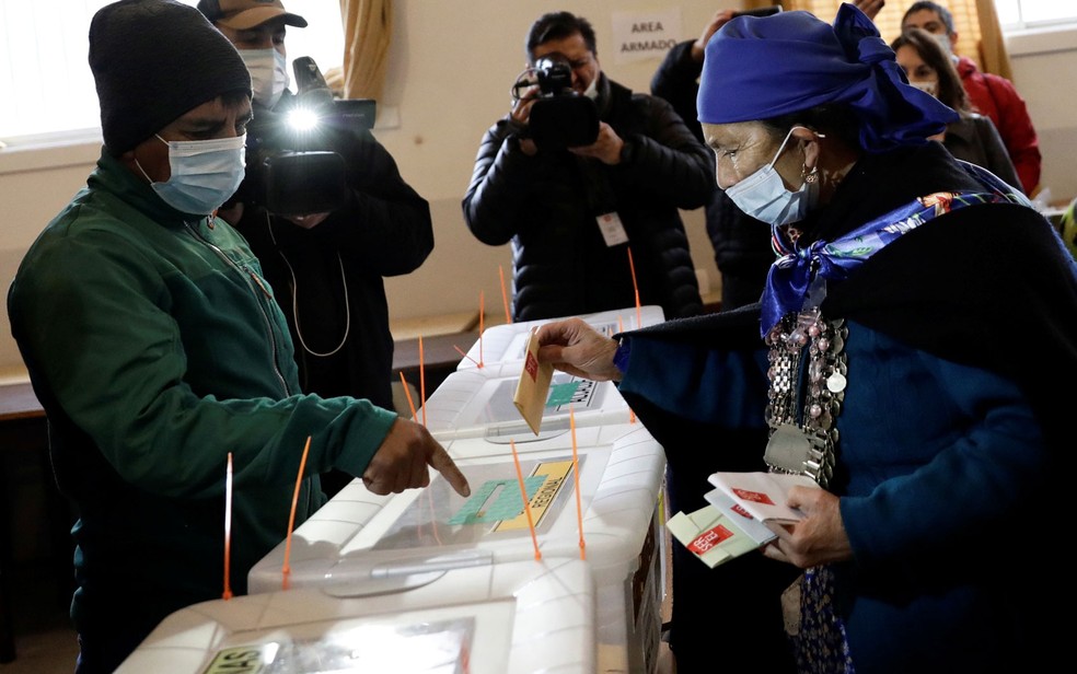 Autoridade espiritual mapuche e candidata a constituinte, Francisca Linconao vota em Temuco, no Chile, no domingo (16) — Foto: Reuters/Juan Gonzalez 