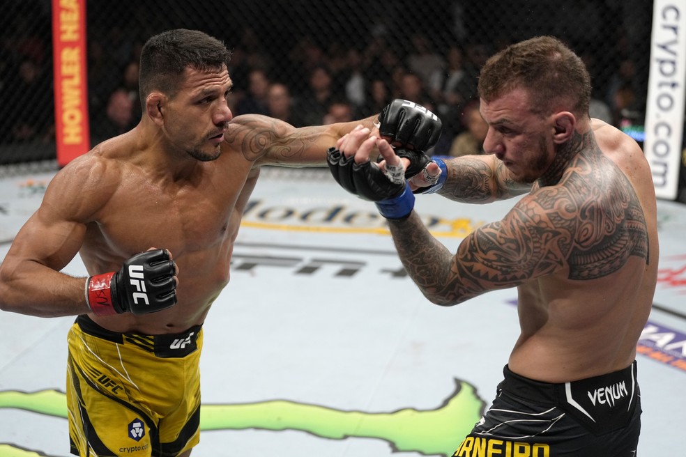 Rafael dos Anjos golpeia Renato Moicano no UFC 272 — Foto: Getty Images
