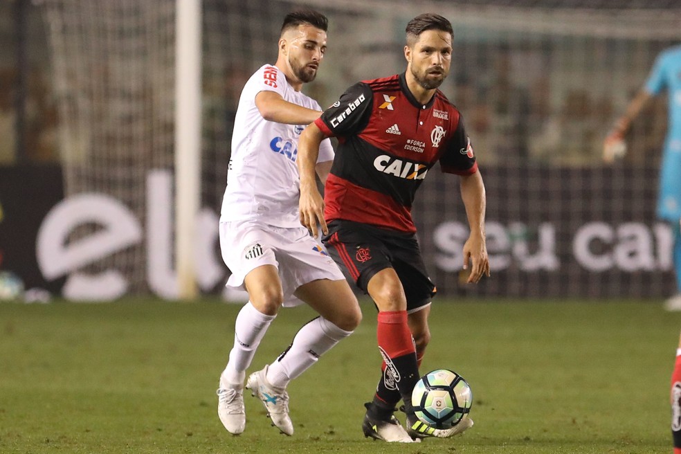 Diego com a camisa do Flamengo contra o Santos na Vila Belmiro (Foto: RICARDO MOREIRA/FOTOARENA/ESTAD&Atilde;O CONTE&Uacute;DO)