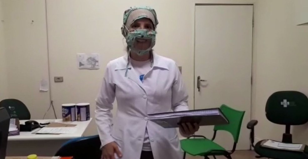 Profissionais produziram máscaras com parte transparente para ajudar colega com deficiência auditiva a fazer leitura labial — Foto: Reprodução/RPC