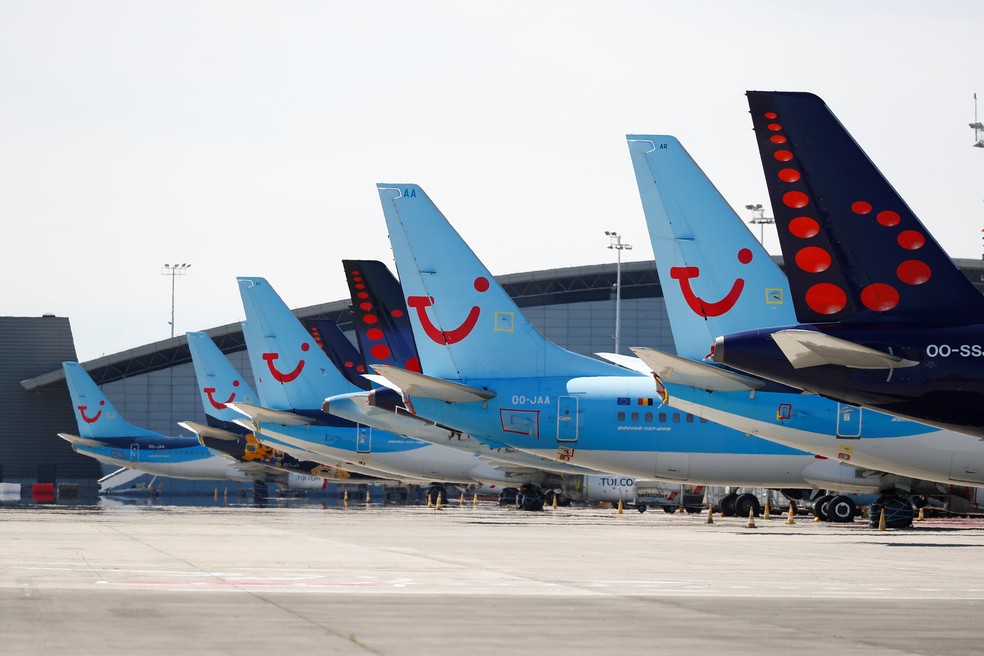 Foto de 5 de maio mostra aeronaves estacionadas na pista no aeroporto internacional de Zaventem, perto de Bruxelas, na Bélgica, durante a pandemia de Covid-19 — Foto: Francois Lenoir/Reuters