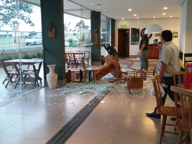 Uma mesa foi arremessada e quebrou o vidro de uma faculdade de Marília (Foto: Divulgação/André Asa de Oliveira)