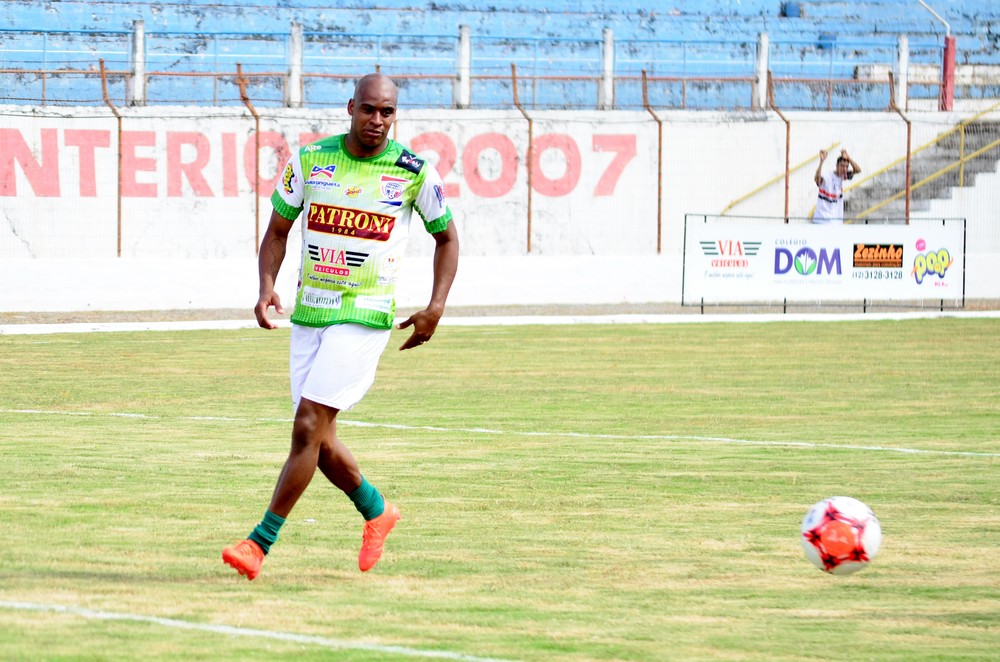 Jailson joga como atacante em jogo beneficente no interior de SP
