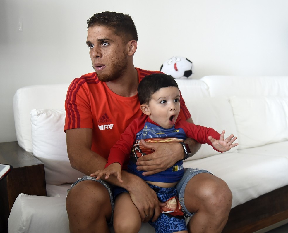 Cuellar se adapta com a famÃ­lia Ã  vida brasileira â€” Foto: AndrÃ© DurÃ£o