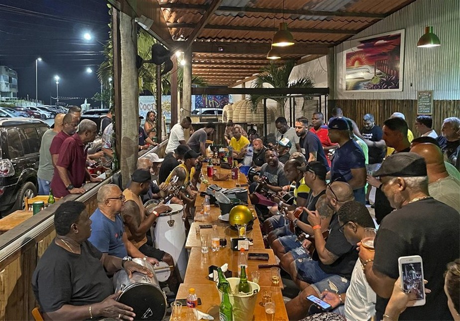 Cocotão. Restaurante na Estrada do Pontal, no Recreio, passou a sediar roda de samba com nomes como Beto Correa e Leandro Fab  há um mês