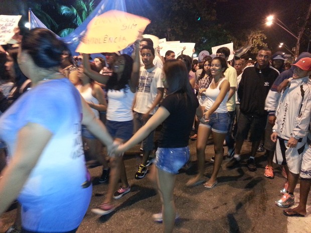 Manifestantes fazem corrente humana no litoral para evitar vândalos (Foto: Ivair Vieira Jr/G1)