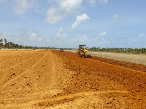 Os fiscais da CPRH encontraram ações de terraplanagem e pavimentação da área (Foto: Equipe de Fiscalização da CPRH/Divulgação)