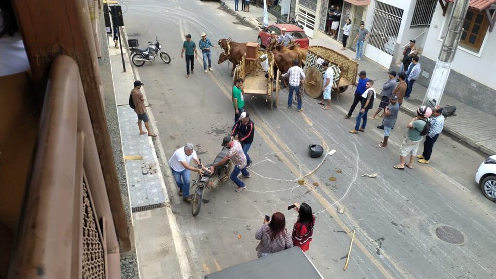 Moradores tentaram conter boi que fugiu no trajeto para o local de realização da Festa do Boi de Iúna, Sul do ES — Foto: Reprodução/Redes sociais