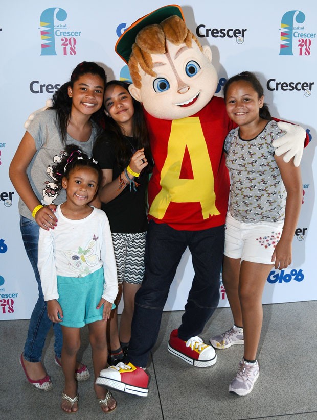 Any Vitoria e Ana Beatriz, com Agata e Julia em registro com Alvin na Biblioteca do Villa Lobos no Festival Crescer 2018 (Foto: Alexandre Di Paula)