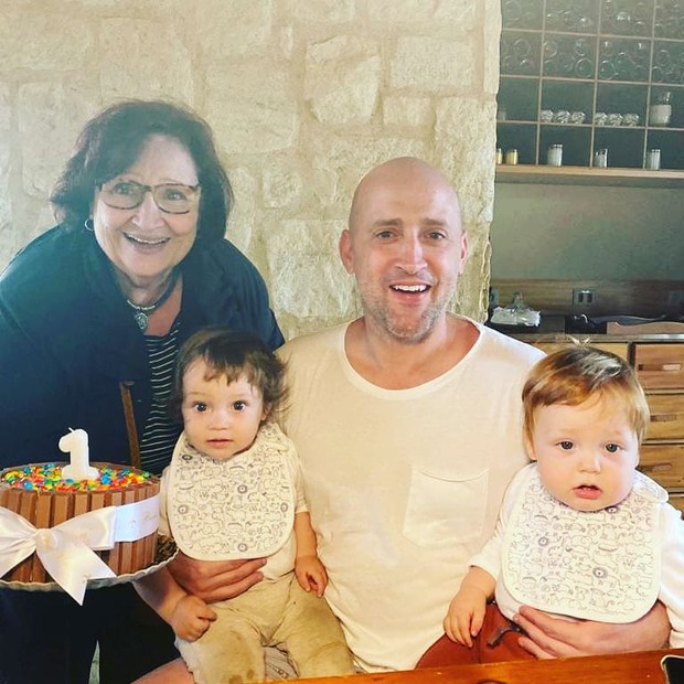 Paulo Gustavo posa com a mãe e os filhos no aniversário de Gael (Foto: Reprodução/instagram)