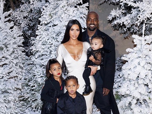 Kim Kardashian e Kanye West com os filhos (Foto: Reprodução/Instagram)