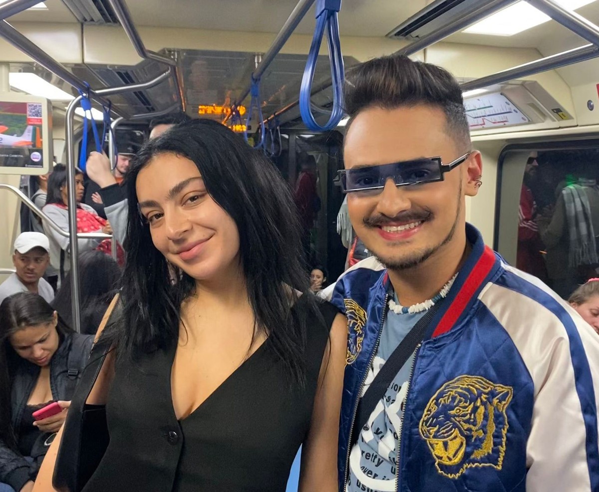 Charli XCX, atração do Primavera Sound, passeia de metrô em São Paulo