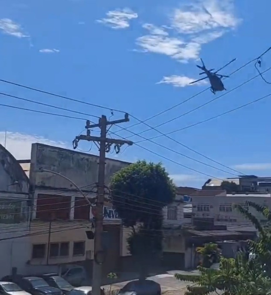 Helicóptero da polícia sobrevoa o Complexo da Maré durante operação nesta quinta-feira
