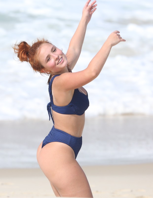 Larissa Manoela é fotografada na praia da Barra da Tijuca (Foto: AgNews)