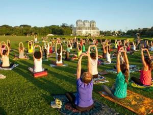 G1 - Com aulas gratuitas, projeto 'Yoga no Parque' é retomado em Curitiba -  notícias em Férias verão 2015