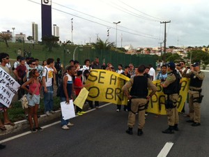 Policiais rodoviários alertam manifestantes sobre determinação judicial (Foto: Felipe Gibson/G1)