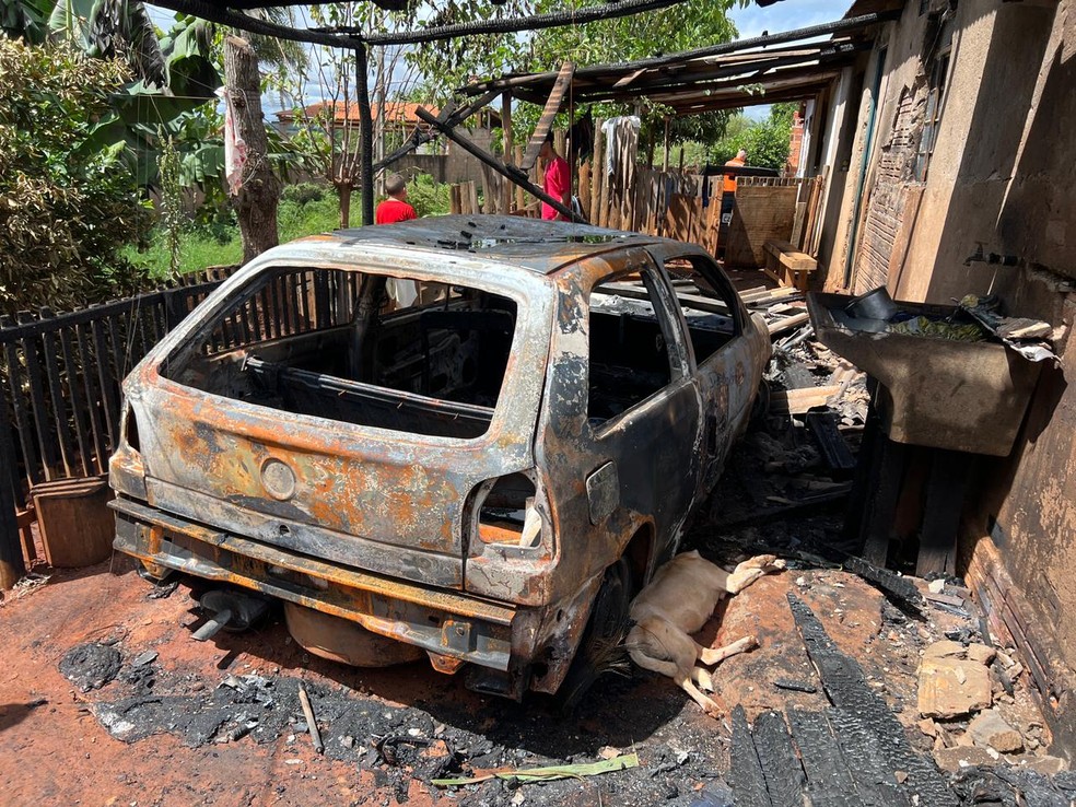 Carro ficou completamente destruído durante incêndio em Itararé  — Foto: Prefeitura de Itararé/ Divulgação 