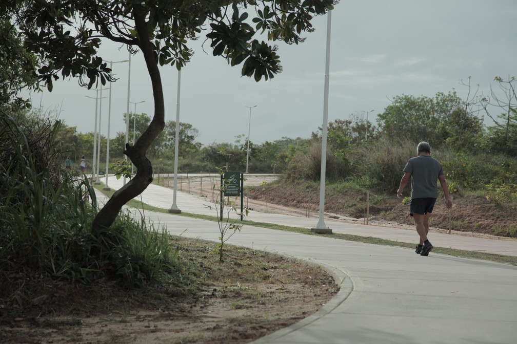 Corredor tem a sensação de correr no meio da natureza, no Parque do Rangedor — Foto: Rafael Cardoso/G1 Maranhão