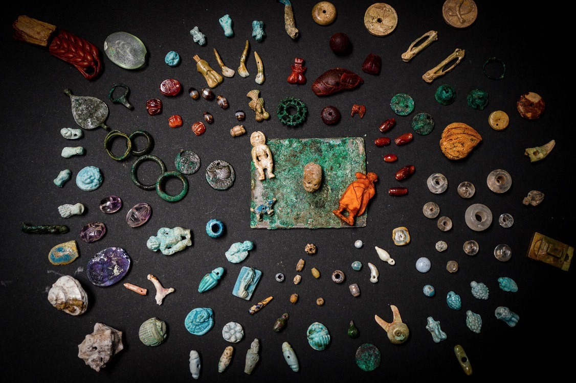 Dentre artefatos descobertos estão pingentes com formato fálico e jóias (Foto: Parco Archeologico di Pompei)