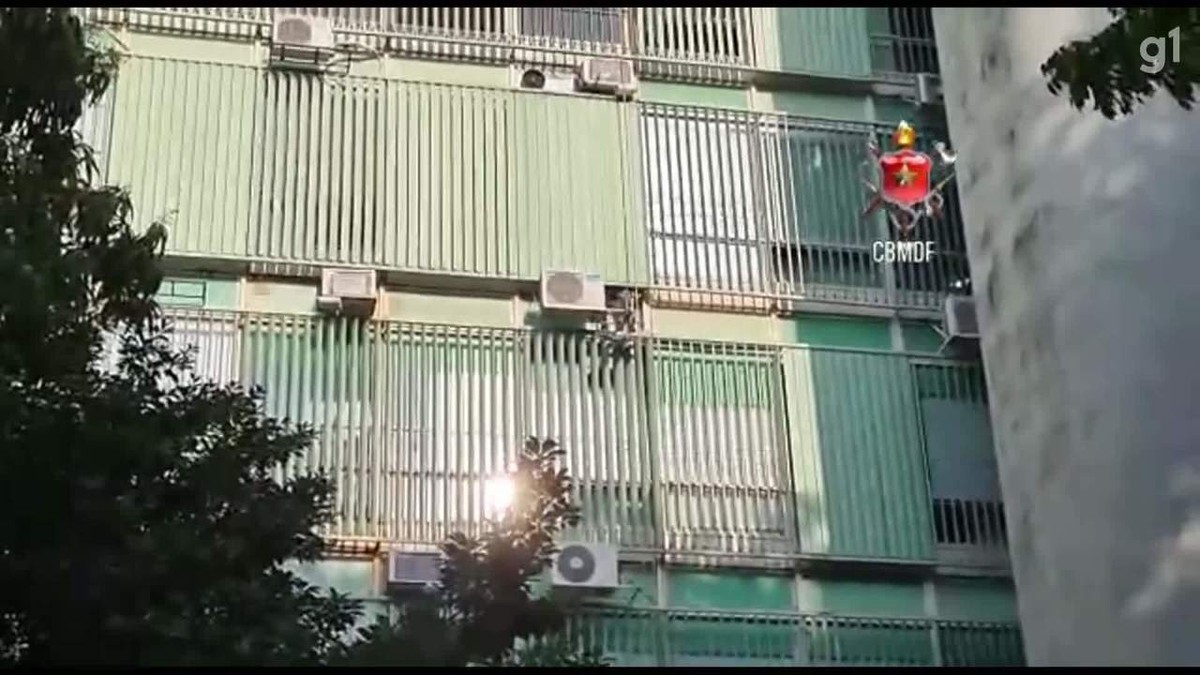 Hombre se cuelga de la fachada del Ministerio de Ciencia y Tecnología y es rescatado por los bomberos |  Distrito Federal