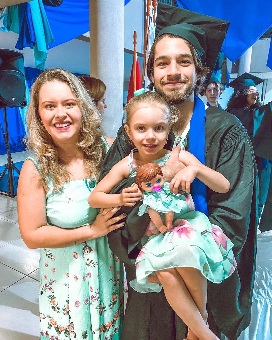 Mari Bridi com a filha, Aurora, e o irmão, Pedro Bridi (Foto: Reprodução/Instagram)