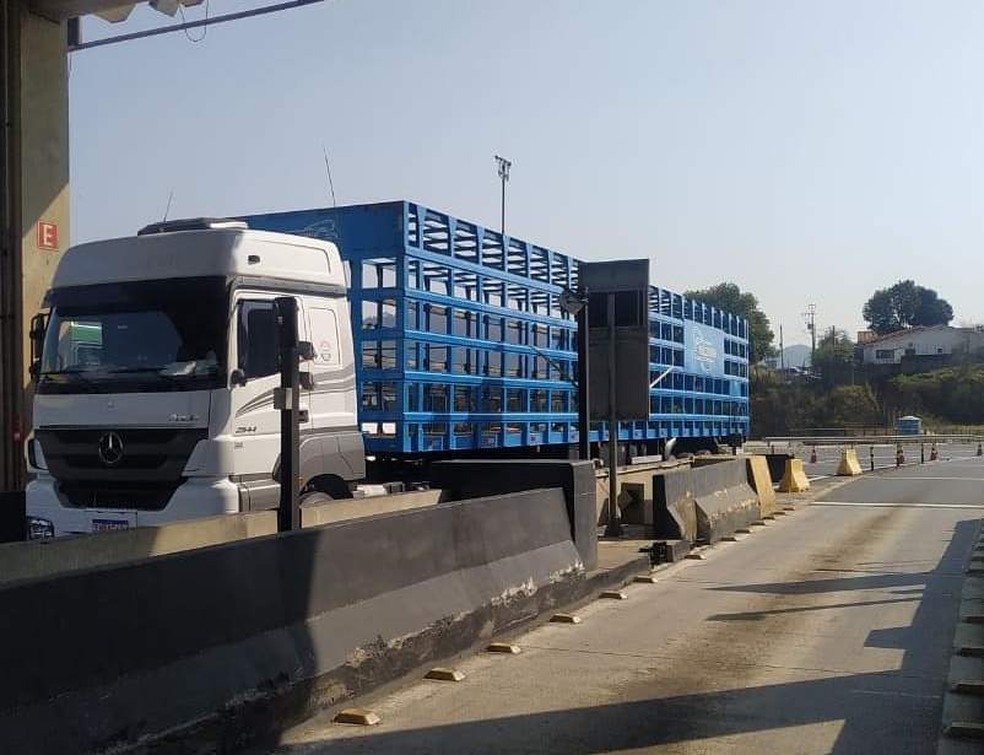 Caminhão roubado em Extrema-MG e recuperado em Vargem-SP — Foto: Divulgação/PM Minas Gerais