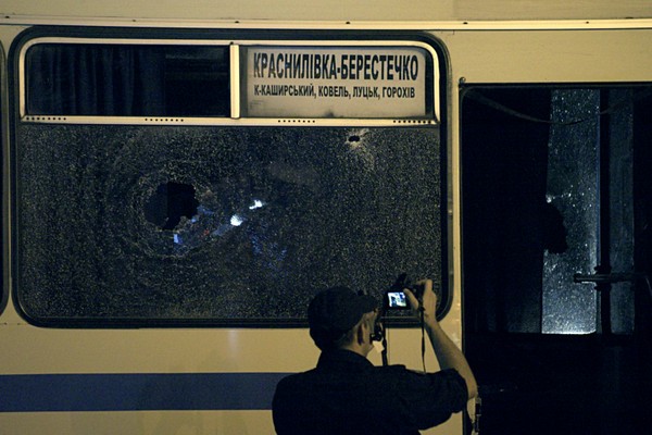 Um buraco de bala no ônibus sequestrado na cidade ucraniana de Lutsk (Foto: Getty Images)
