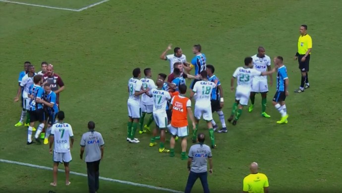 Árbitro relata confusão entre Maxi Rodríguez e Alex da Silva em súmula